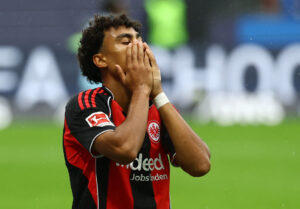 Nathaniel Brown tager sig til hovedet.