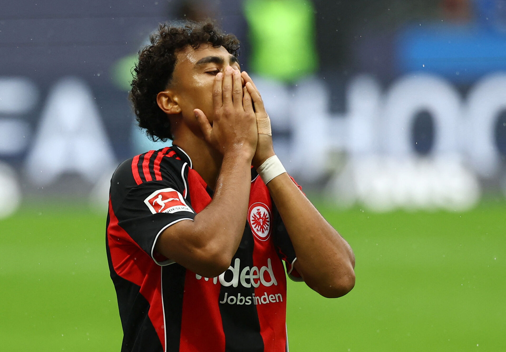 Nathaniel Brown tager sig til hovedet.