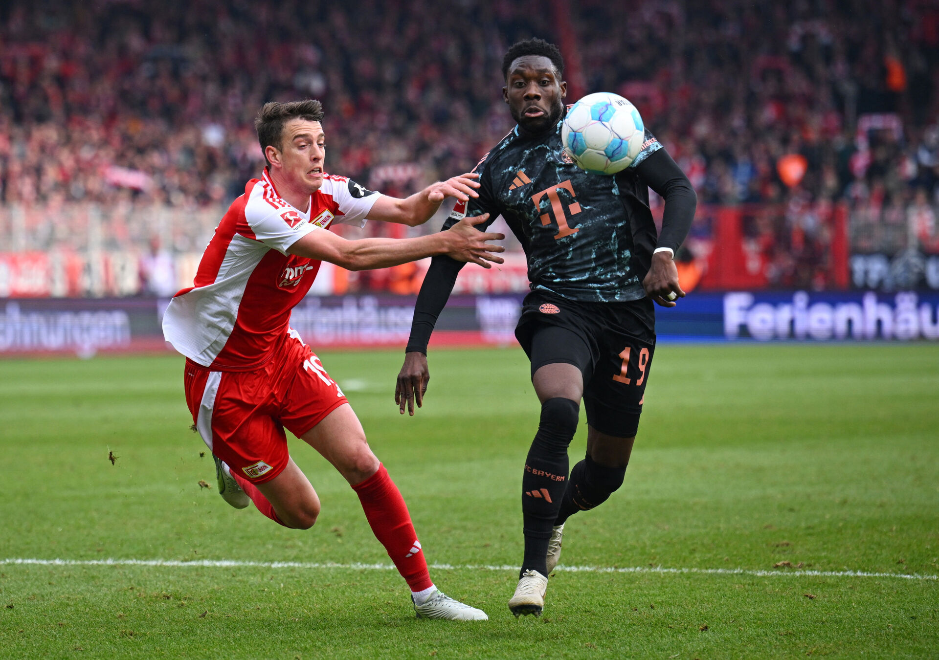 Alphonso Davies i kamp for Bayern München.