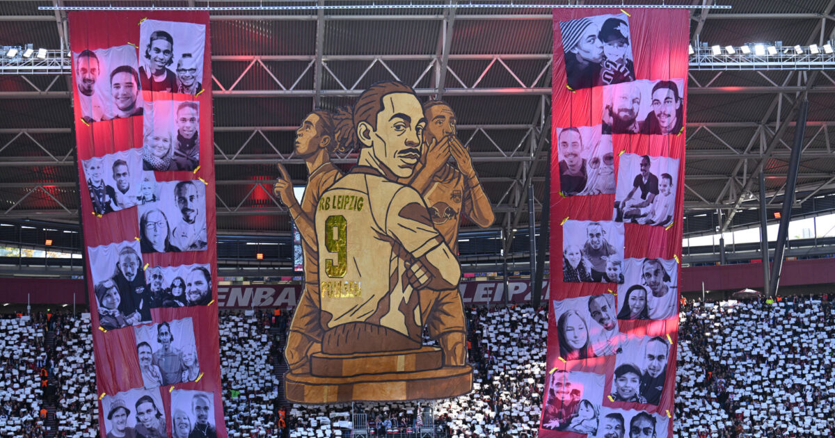 Leipzig hylder Yussuf Poulsen med flot gestus Foto: Ritzau Scanpix/REUTERS