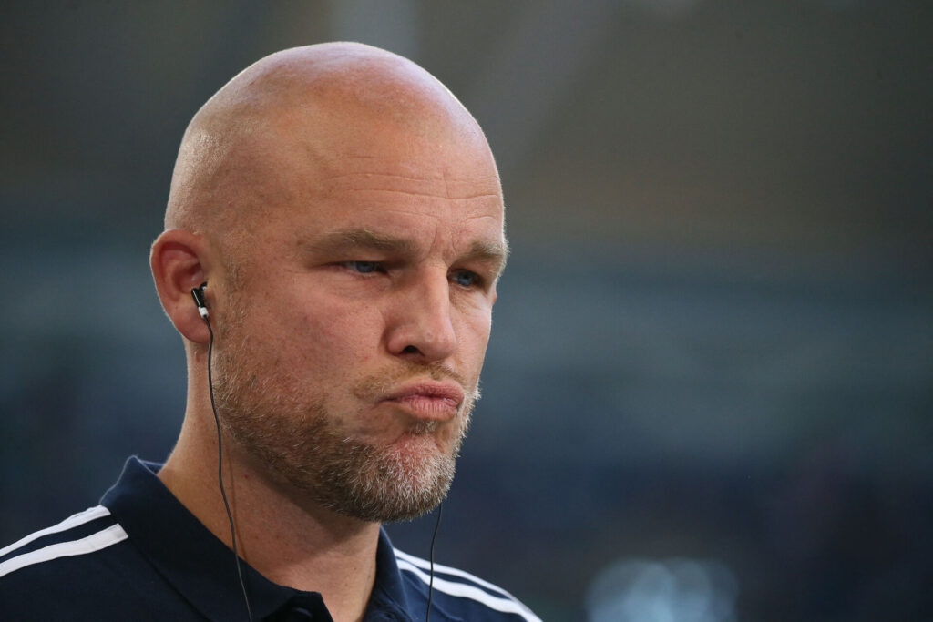 Rouven Schröder med headset i sit ene øre.