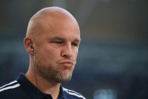 Rouven Schröder med headset i sit ene øre.