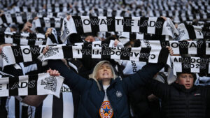 Newcastle-fans med tørklæder