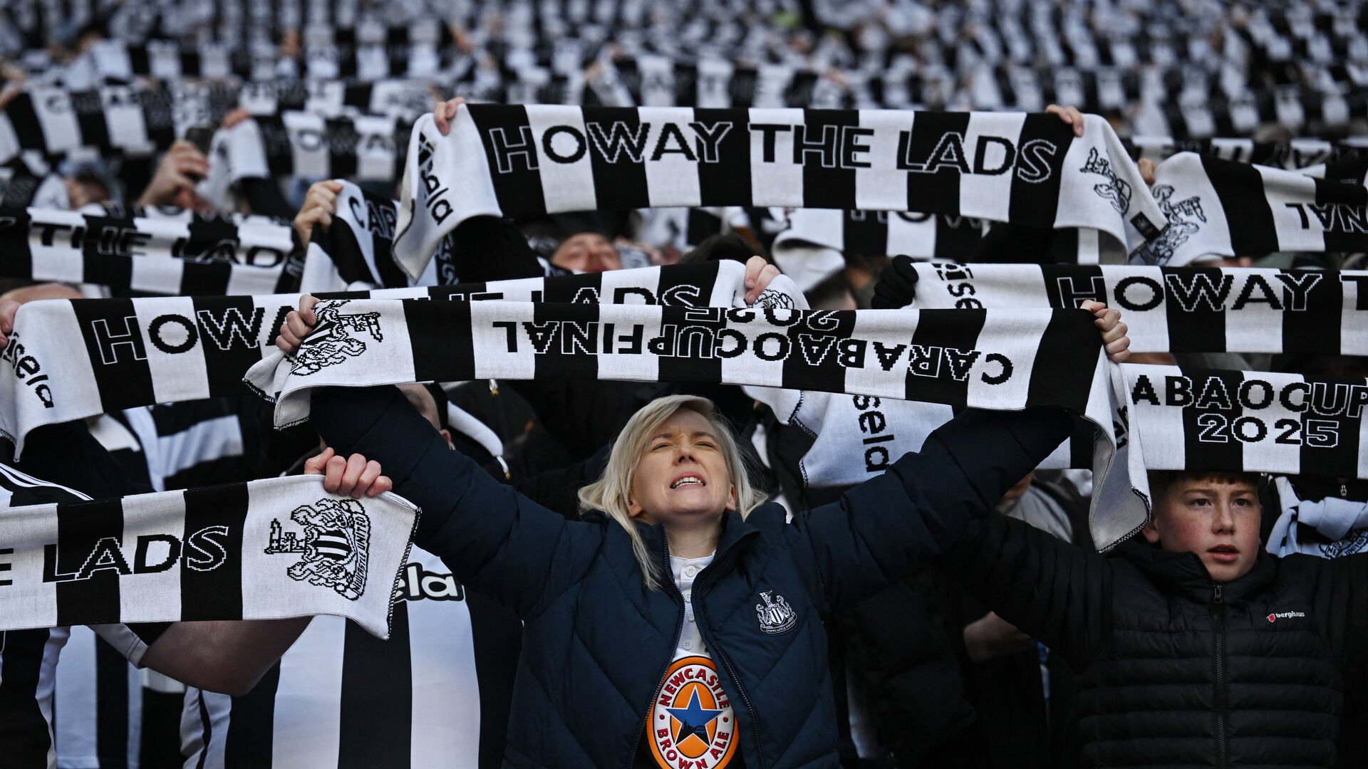 Newcastle-fans med tørklæder
