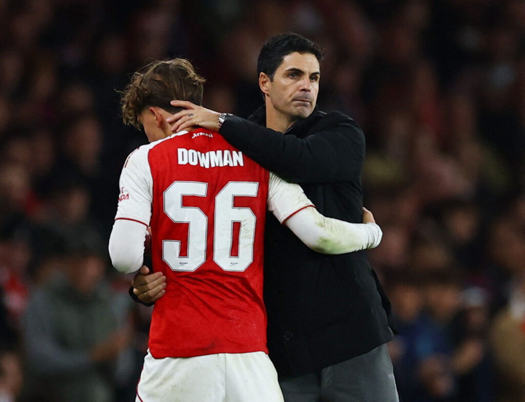 Mikel Arteta og Max Dowman giver hinanden et kram.