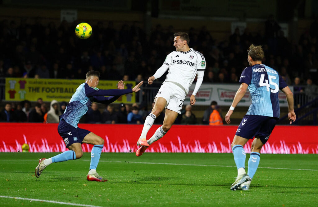 Fulham header på mål mod Wycombe.
