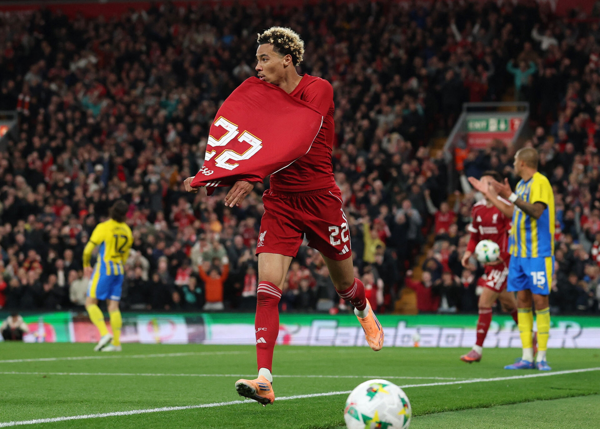 Hugo Ekitike fejrer en Liverpool scoring