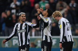 William Osula fejrer en scoring for Newcastle.