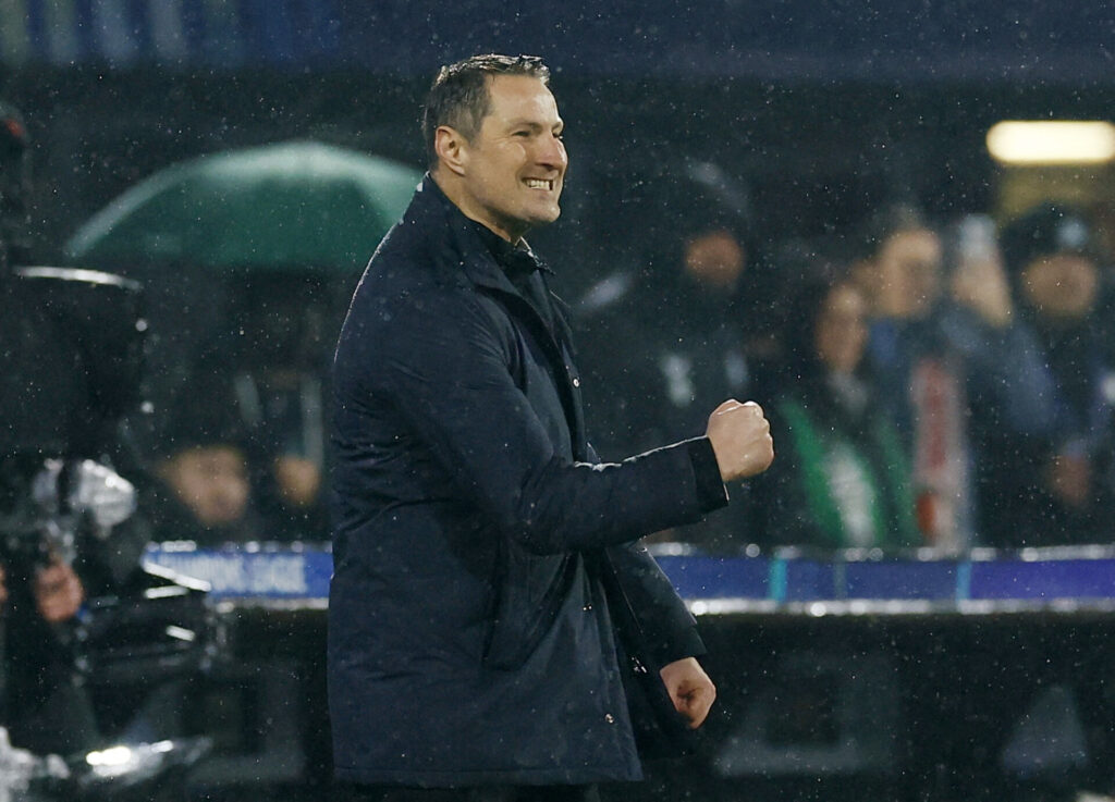 Brian Priske jubler på sidelinjen.