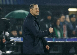 Brian Priske jubler på sidelinjen.