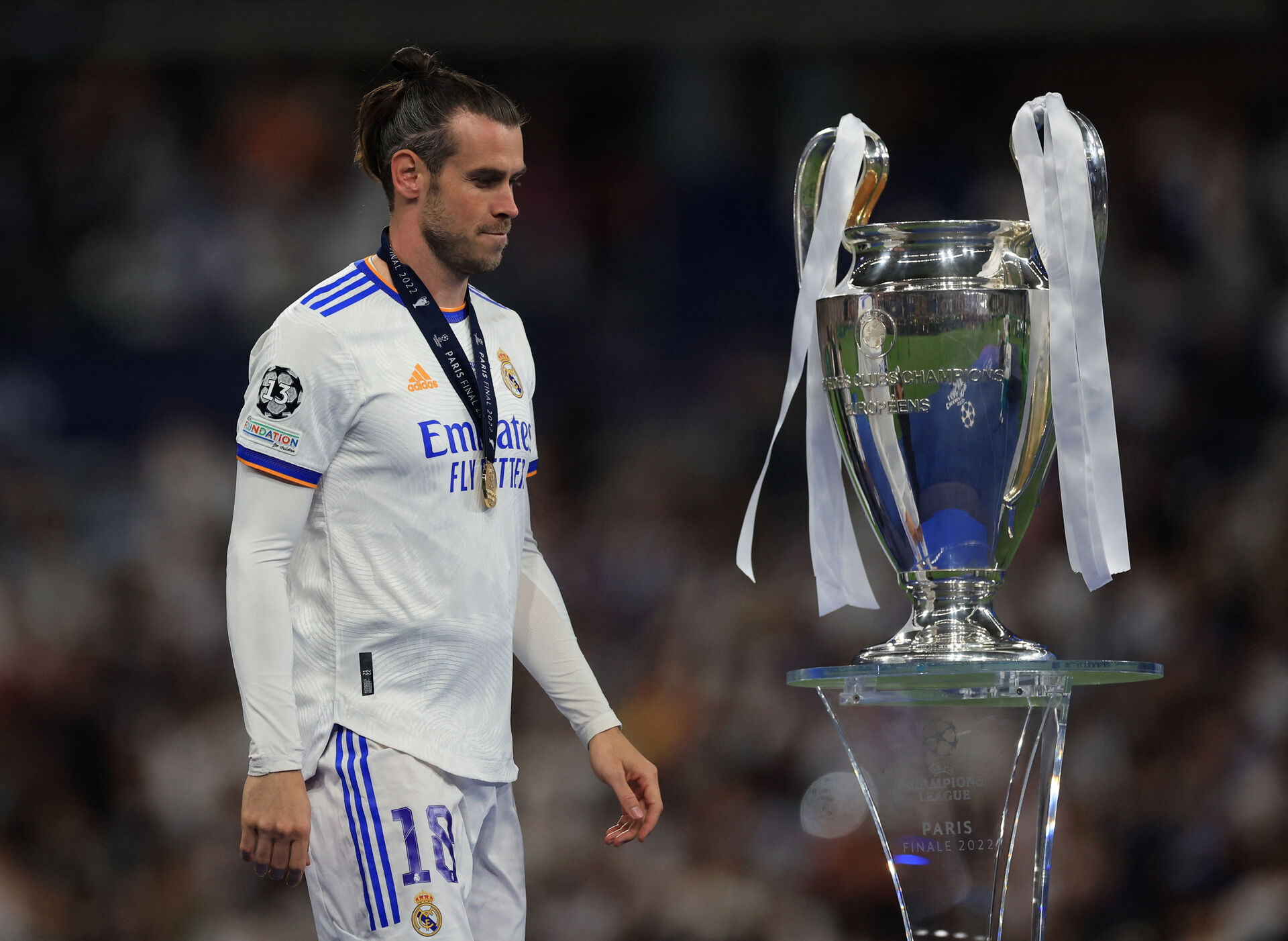 Gareth Bale g¨år forbi Champions League-pokalen.