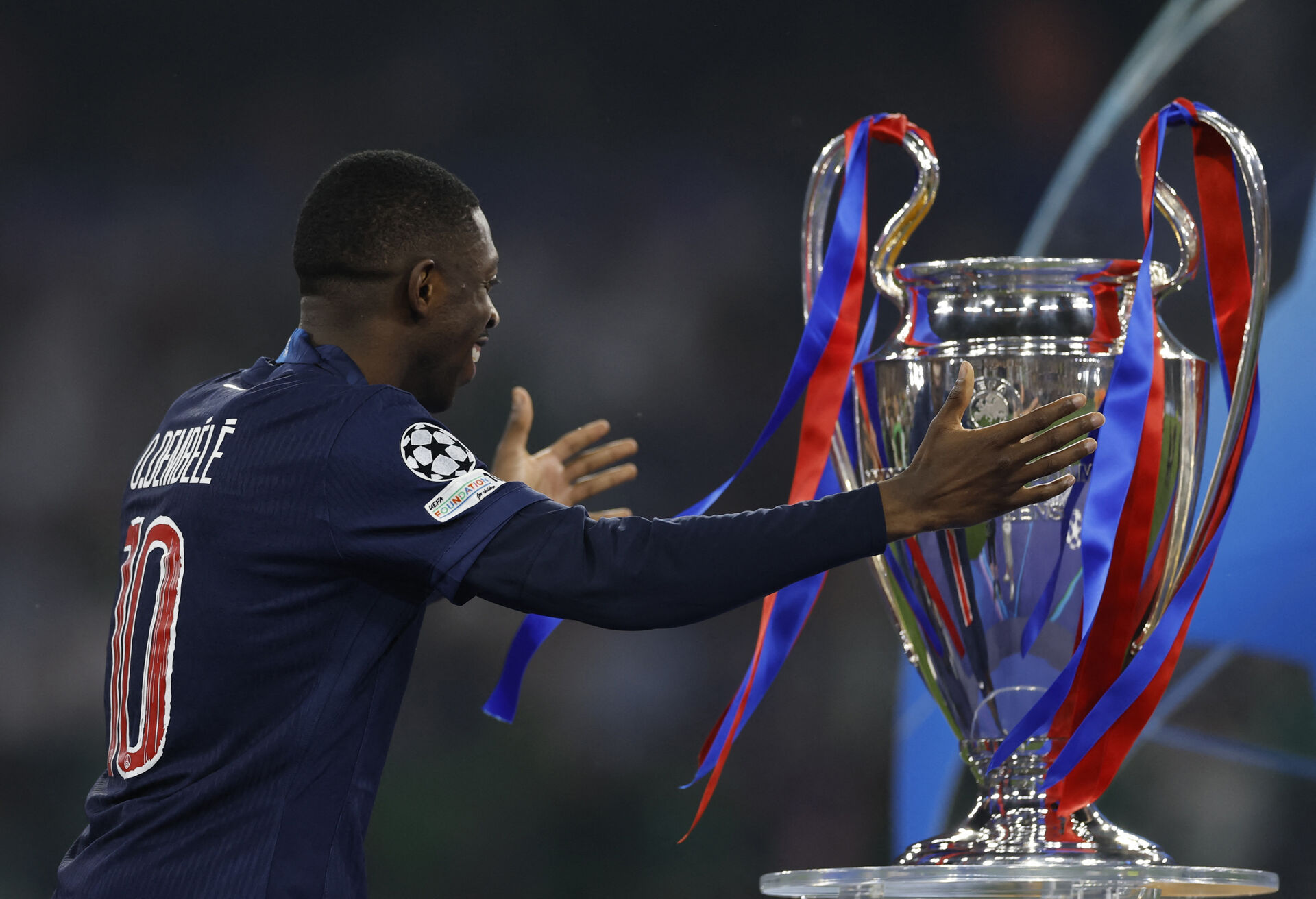 Ousmane Dembélé på vej hen mod Champions League-pokalen.