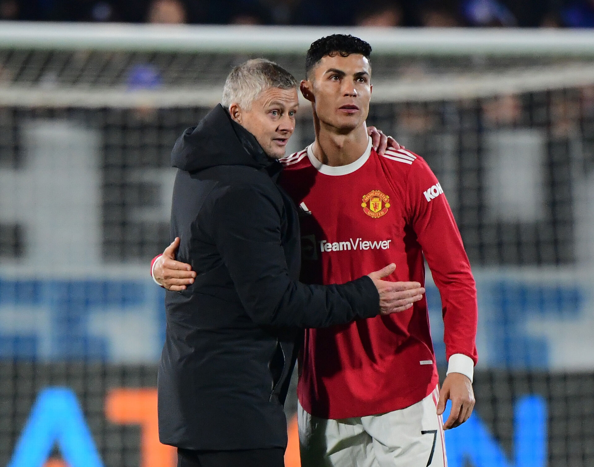 Ole Gunnar Solskjær klapper Cristiano Ronaldo på maven.