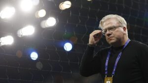 Lars Friis piller ved sit hoved