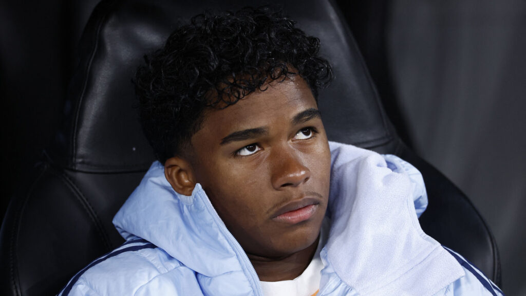 Endrick sidder på bænken