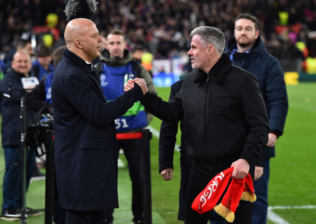 Liverpool-træner Arne Slot giver hånd til Liverpool-legenden Jamie Carragher.