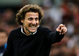 Diego Forlan peger ud i luften.