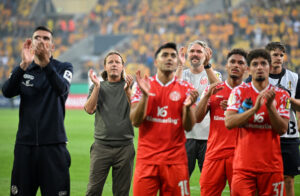 Mainz og Bo Henriksen klapper efter en kamp