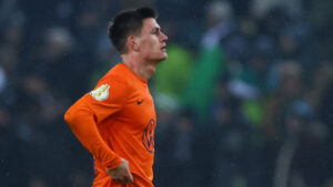 Joakim Mæhle trist i regnvejr i Wolfsburg