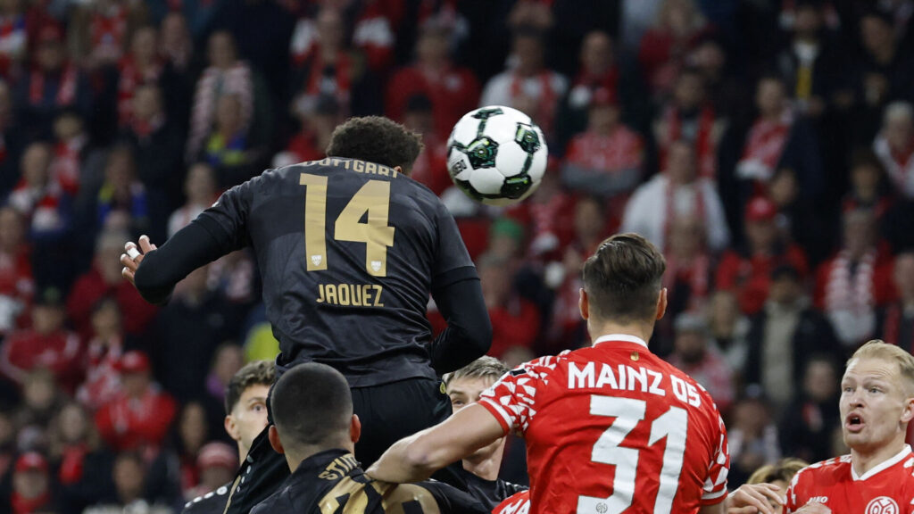 Stuttgart-spilleren Jaquez header til bolden