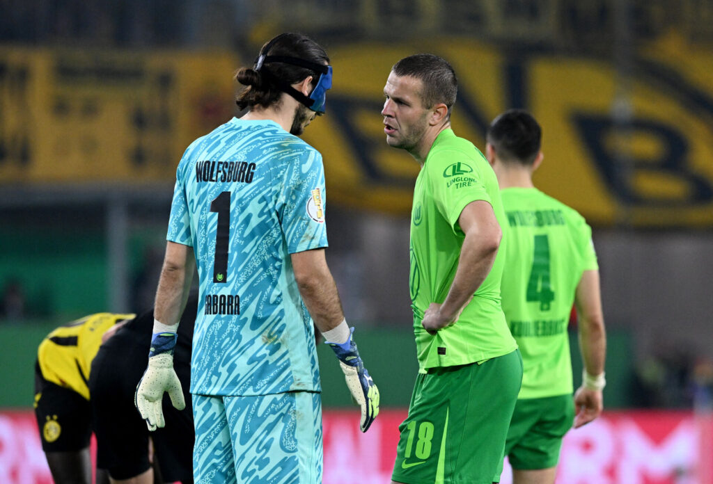 Denis Vavro og Kamil Grabara taler sammen under en Wolfsburg-kamp.