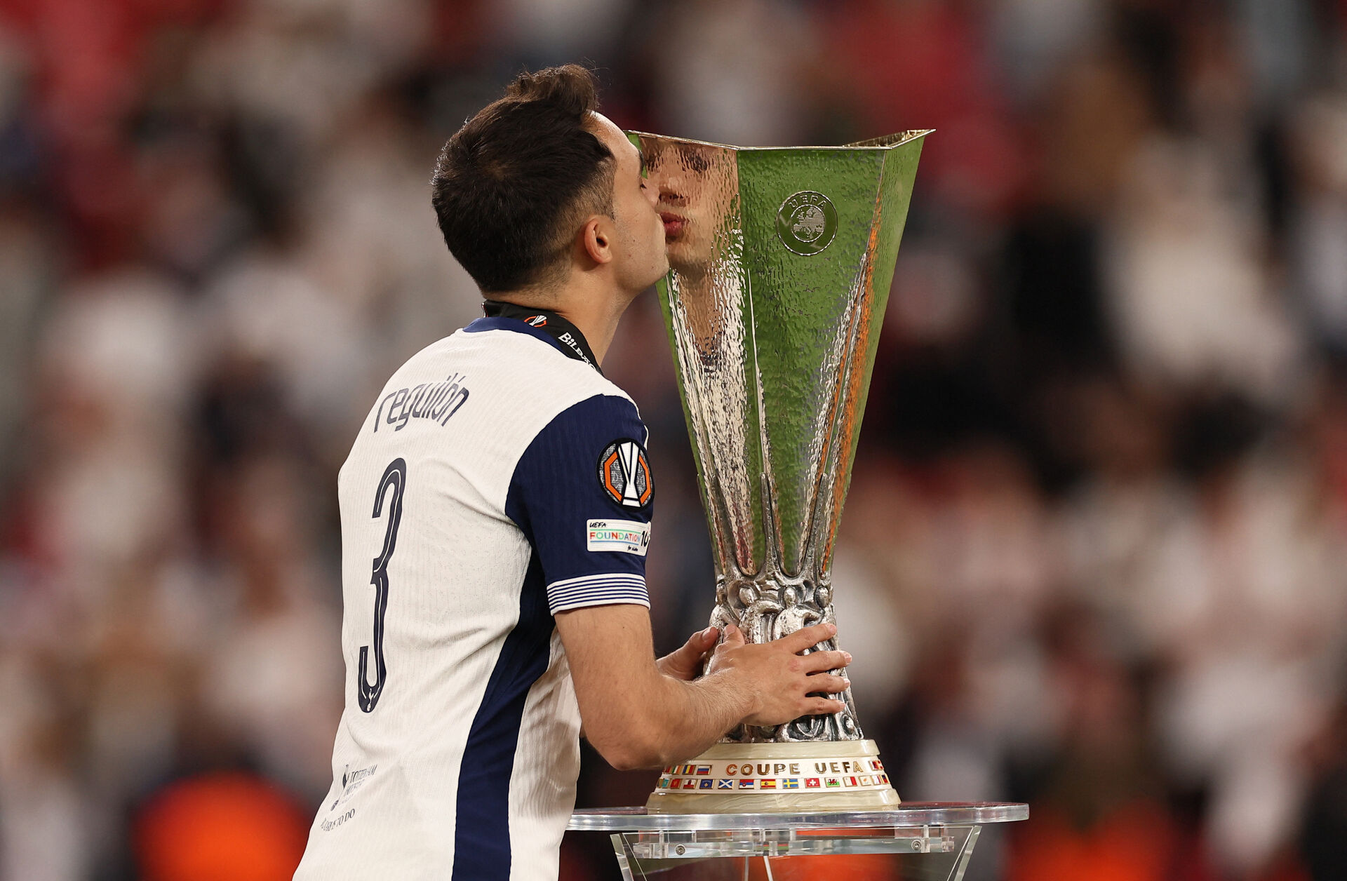 Sergio Reguilón kysser Europa League-pokalen.