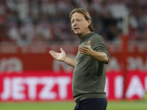 Bo Henriksen slår ud med armene under en kamp i spidsen for Mainz 05.