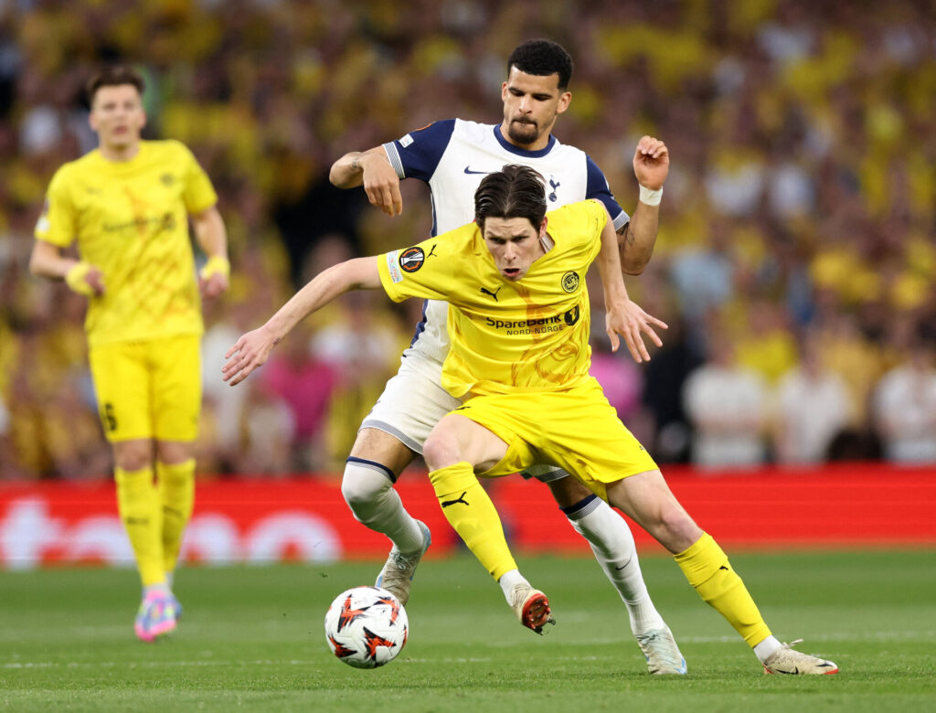 Sondre Brunstad Fet i en duel med Tottenhams Solanke.