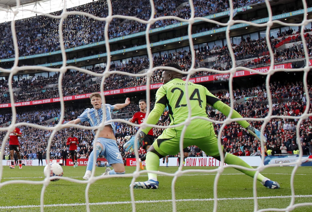 Victor Torp i kamp for Coventry City