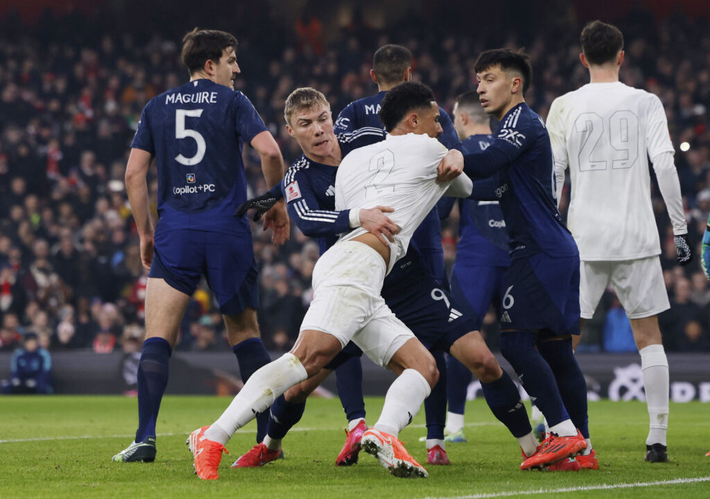 Manchester United og Arsenals spillere i duel.