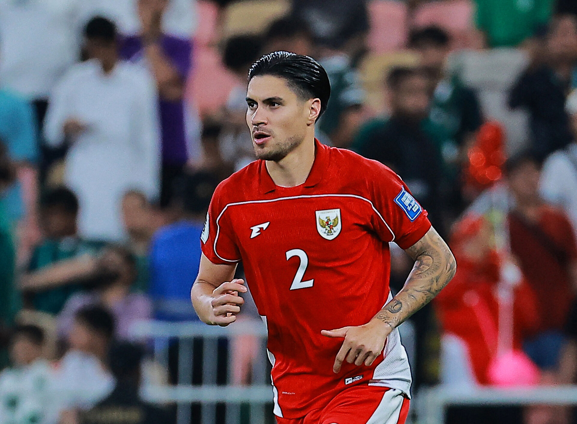 Kevin Diks i kamp for Indonesien mod Saudi Arabien. 