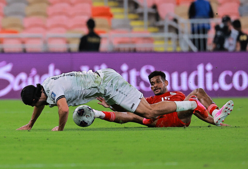 Kevin Yakob i kamp om bolden under en kamp mellem Irak og Indonesien