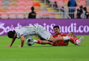 Kevin Yakob i kamp om bolden under en kamp mellem Irak og Indonesien