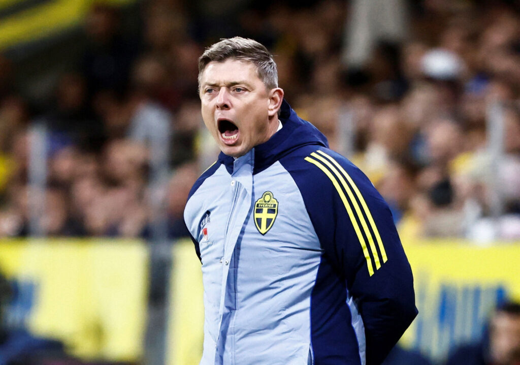 Jon Dahl Tomasson råber under en landskamp i spidsen for Sverige
