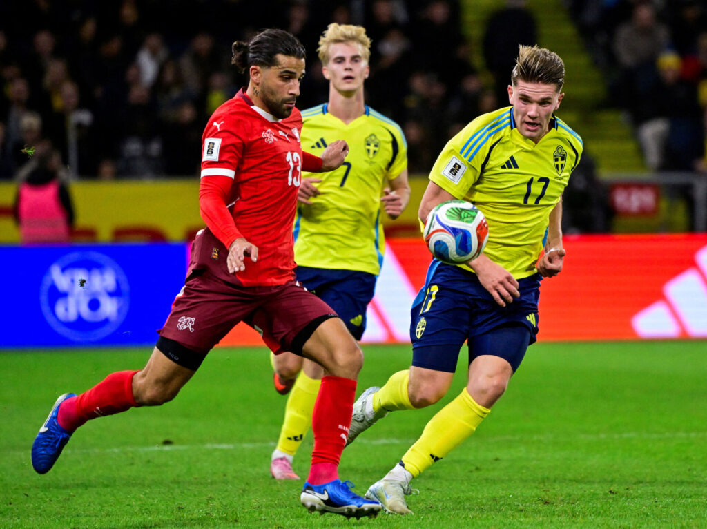 Ricardo Rodriguez og Viktor Gyokeres i kamp om bolden