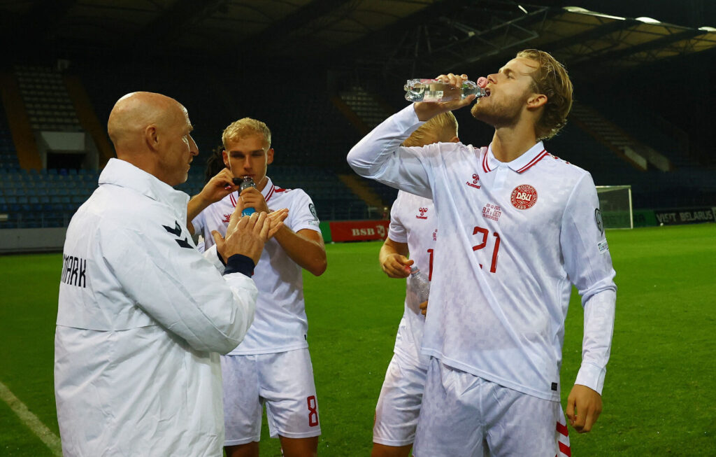 Morten Hjulmand drikker vand.