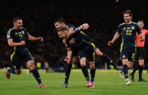 Lewis Ferguson fejrer sin scoring for Skotland.