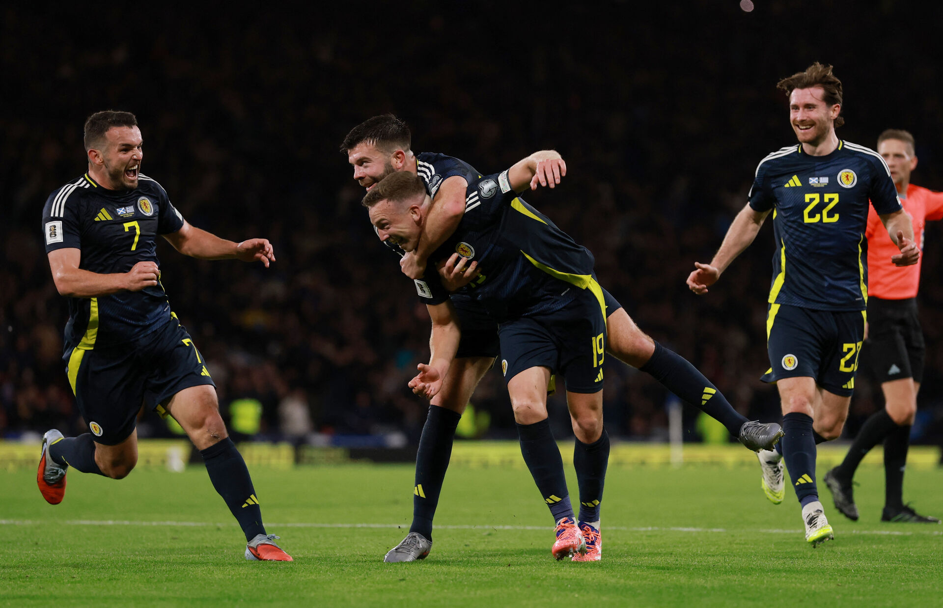 Lewis Ferguson fejrer sin scoring for Skotland.