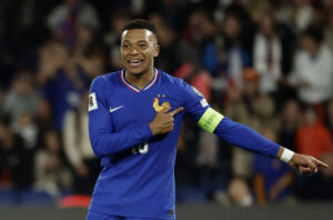 Kylian Mbappé peger på sit anførerbind på det franske landshold.