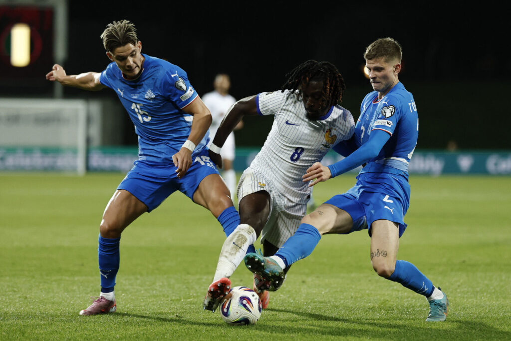 Kamp om bolden under opgøret mellem Island og Frankrig.