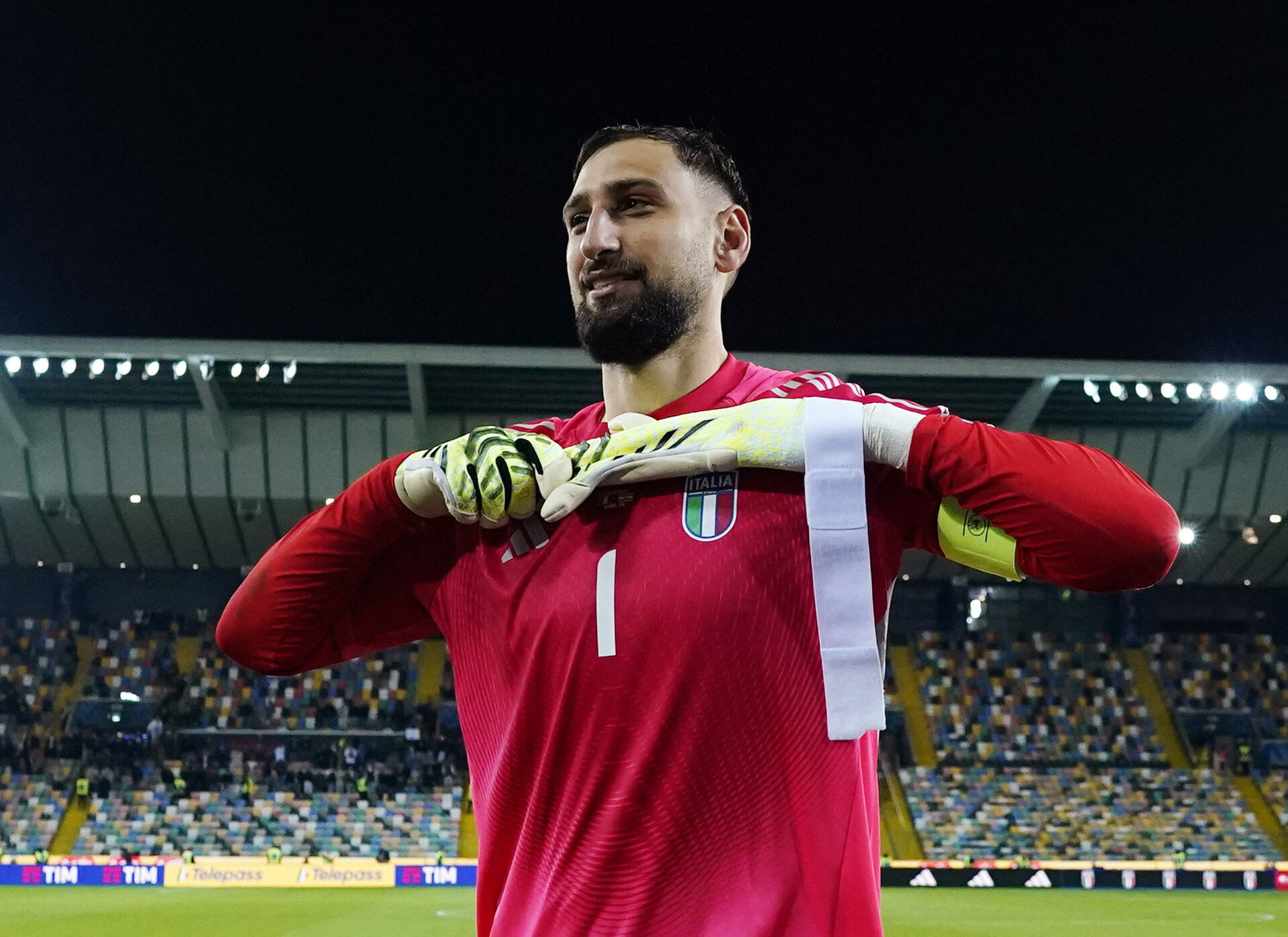 Gianluigi Donnarumma tager sine målmandshandsker af.
