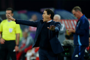 Rudi Garcia har armene ude til siden, mens han råber.