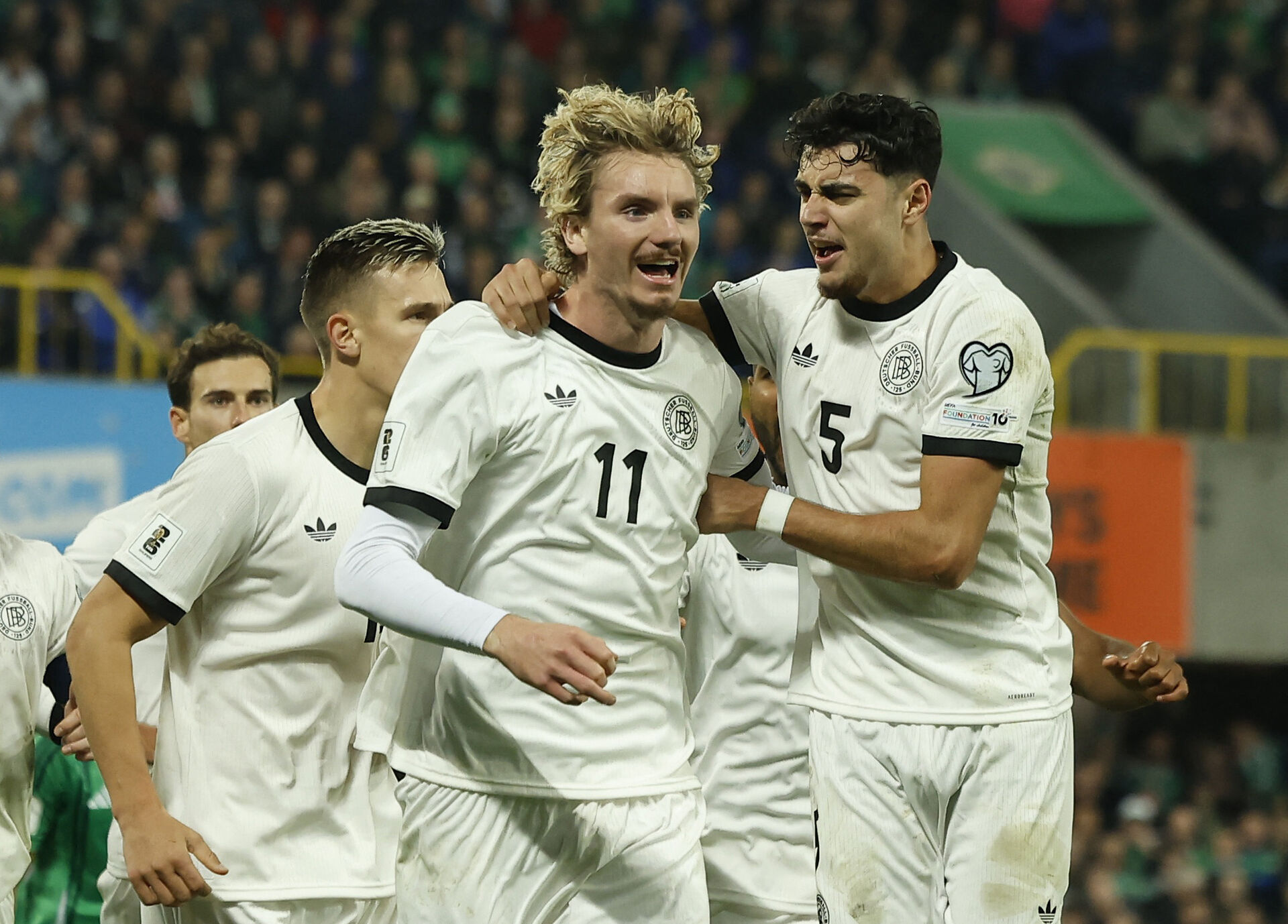 Nick Woltemade fejrer et mål for Tyskland.