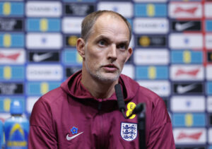 Thomas Tuchel sidder på pressemødet.