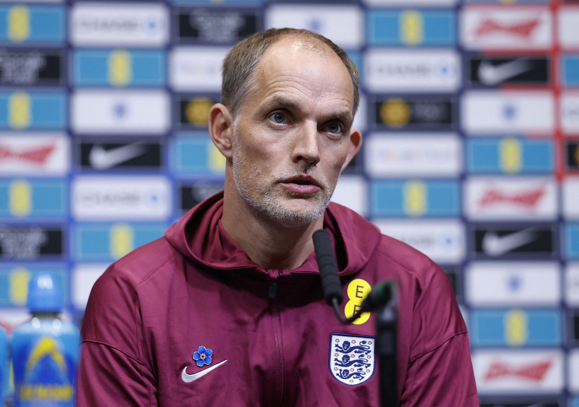 Thomas Tuchel sidder på pressemødet.