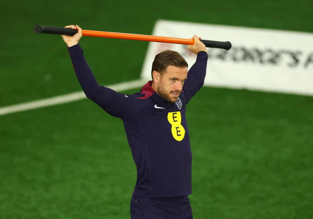 Jordan Henderson strækker ud inden kamp.