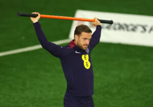 Jordan Henderson strækker ud inden kamp.