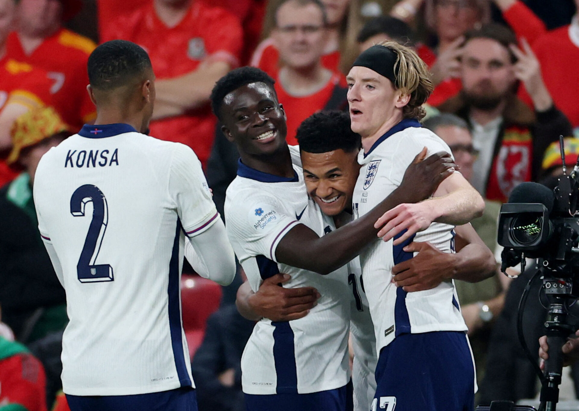 Ollie Watkins jubler med sine England-holdkammerater over scoring mod Wales.