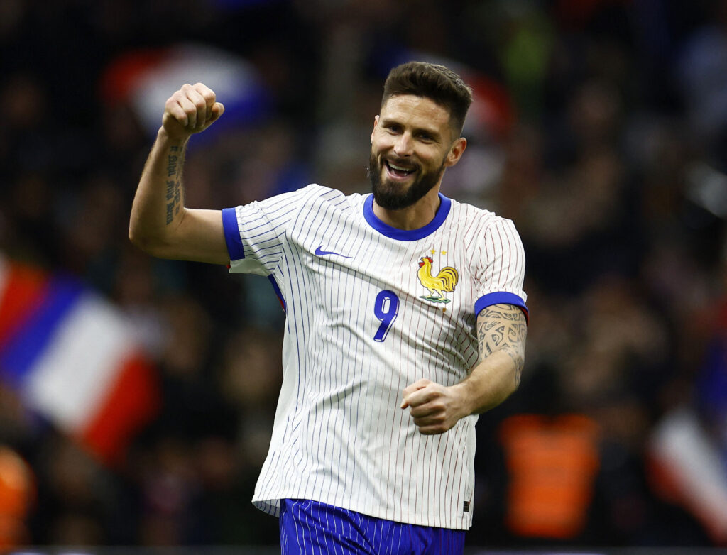 Olivier Giroud med en knyttet næve i den franske landsholdstrikot.