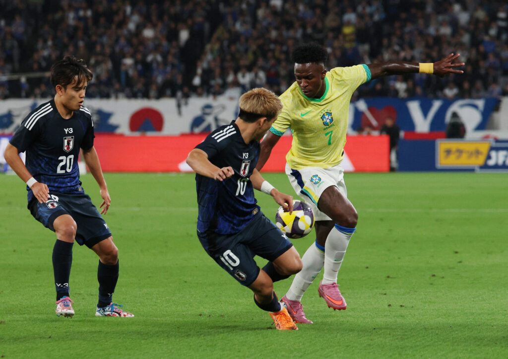 Vinicius Junior på bolden under kampen mellem Japan og Brasilien.